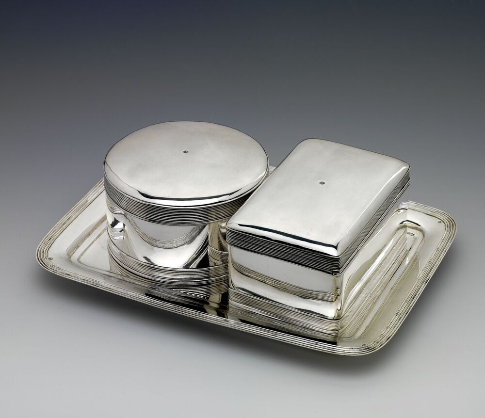 Twee koektrommels op een dienblad